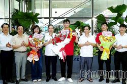 Đón học sinh đạt Huy chương Vàng Olympic Hóa học quốc tế về nước