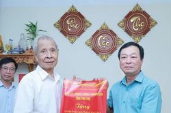 Ph&oacute; B&iacute; thư Thường trực Tỉnh ủy B&ugrave;i Văn Quang thăm, tặng qu&agrave; người c&oacute; c&ocirc;ng với c&aacute;ch mạng tại x&atilde; B&igrave;nh Ph&uacute;