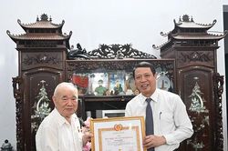Trao Huy hiệu 70 năm tuổi Đảng cho đảng vi&ecirc;n l&atilde;o th&agrave;nh