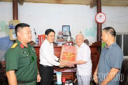X&atilde; Vĩnh Tường thăm, tặng qu&agrave; người c&oacute; c&ocirc;ng với c&aacute;ch mạng