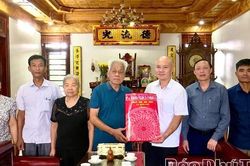 L&atilde;nh đạo x&atilde; B&igrave;nh Ph&uacute; thăm, tặng qu&agrave; người c&oacute; c&ocirc;ng với c&aacute;ch mạng