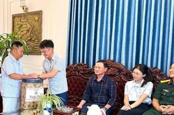 X&atilde; Vĩnh Ph&uacute; tặng qu&agrave; người c&oacute; c&ocirc;ng nh&acirc;n dịp 27/7