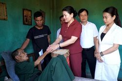 Đồng chí Trưởng ban Nội chính Tỉnh ủy tỉnh thăm, tặng quà thương binh, bệnh binh
