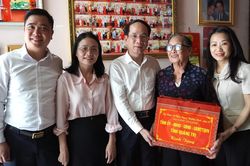 Đồng chí Bí thư Đảng ủy phường Đồng Hới thăm, tặng quà gia đình có công với cách mạng