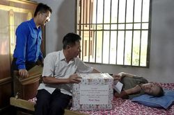 Thăm, tặng quà gia đình chính sách và người có công