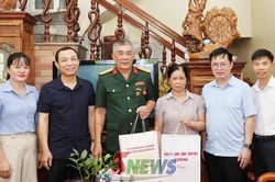 Trưởng Ban Tổ chức Tỉnh ủy thăm, tặng quà thương, bệnh binh xã Quỳnh Nhai
