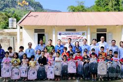 Hơn 300 người dân thôn Đoàn Kết, xã Minh Ngọc được khám sức khỏe, tư vấn và cấp, phát thuốc miễn phí