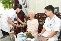 Kh&aacute;m sức khỏe tại nh&agrave; cho người c&oacute; c&ocirc;ng, th&acirc;n nh&acirc;n liệt sĩ