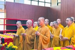Chùa Bửu Đà (P.Hòa Hưng) dâng hương tưởng niệm anh hùng liệt sĩ tại Công viên Văn hóa Lê Thị Riêng
