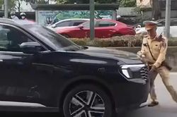 Hà Nội: Xác định danh tính tài xế ô tô ủn CSGT đi lùi rồi bỏ chạy