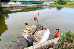 Thanh Hóa: Ô tô 5 chỗ lao xuống ao, tài xế tử vong