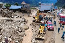 Máy xúc vượt 700km về Mường Than giúp bà con bà con ổn định cuộc sống