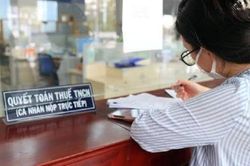 Doanh nghiệp có phải truy khấu trừ 10% nếu cá nhân làm cam kết nhưng khai sai thông tin thu nhập?
