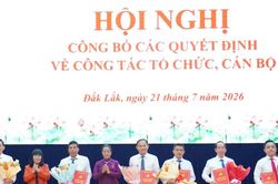 Đắk Lắk c&ocirc;ng bố c&aacute;c quyết định về c&ocirc;ng t&aacute;c c&aacute;n bộ