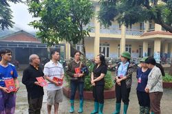 Thường trực HĐND tỉnh Lai Châu thăm hỏi, hỗ trợ người dân vùng lũ tại xã Mường Than