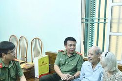 Tuyên Quang: Lãnh đạo Công an tỉnh thăm, tặng quà thân nhân các gia đình liệt sĩ Công an nhân dân