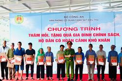 Tặng quà và công trình năng lượng mặt trời cho hộ nghèo ở Cao Bằng
