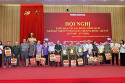 H&agrave; Nội tặng hơn 2.000 suất qu&agrave; cho người c&oacute; c&ocirc;ng dịp 2/9