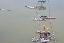Chậm nhất 30/7 ho&agrave;n th&agrave;nh GPMB c&aacute;c cầu vượt s&ocirc;ng Hồng