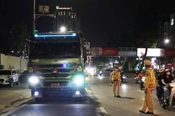 Nhức nhối tình trạng xe quá tải về đêm