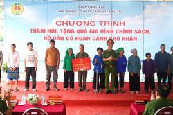 Văn phòng Cơ quan Cảnh sát điều tra, Bộ Công an tặng quà gia đình chính sách và hộ nghèo tại xã Lũng Nặm