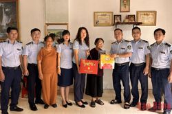 Chi cục Quản lý thị trường tỉnh thăm, tặng quà Mẹ Việt Nam Anh hùng Lâm Thị Mèn