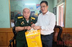Phó Bí thư Tỉnh ủy, Chủ tịch Ủy ban MTTQ tỉnh Vũ Hồng Quang thăm, tặng quà gia đình chính sách, người có công xã Hòa An