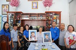 Trao ảnh - trao yêu thương đến Mẹ Việt Nam anh hùng