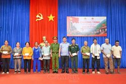 Trao 50 phần quà cho gia đình chính sách tại xã Khánh An