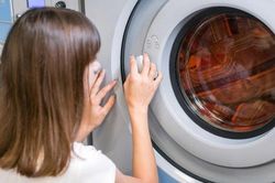 Nên mở hay đóng cửa máy giặt khi không sử dụng?