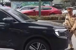 Công an xác định danh tính tài xế ô tô không chấp hành hiệu lệnh, 'ủn' CSGT trên đường Nguyễn Hoàng, Hà Nội