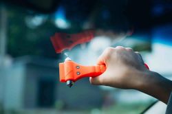 Búa thoát hiểm ô tô: Đập vào đâu mới vỡ kính, đặt ở đâu mới phát huy tác dụng?
