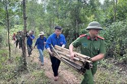 Công an gùi từng bó củi tặng gia đình người có công, giúp đồng bào trồng cà phê