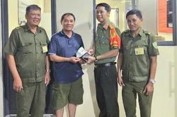 Công an phường Đông Hưng Thuận: Kịp thời trao trả ví tiền cho người đánh rơi