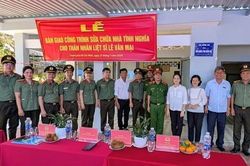Công an TPHCM bàn giao công trình sửa chữa nhà tình nghĩa cho gia đình liệt sĩ Lê Văn Mại