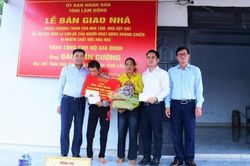 L&acirc;m Đồng: B&agrave;n giao nh&agrave; cho con đẻ của người hoạt động kh&aacute;ng chiến bị nhiễm chất độc h&oacute;a học
