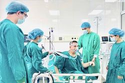 'Vợ khỏe không?' - Dòng chữ sau ca ghép phổi 8 giờ khiến vợ bật khóc