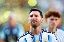 Sự thật phía sau lời Messi nhắc cầu thủ Argentina 'chỉ đá bóng, quên tất cả đi'