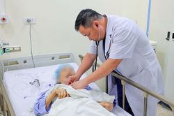 Bác sĩ Việt làm chủ kỹ thuật khó, cứu cụ bà mắc hai bệnh lý nguy hiểm