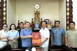 Xã Mỹ Đức thăm, tặng quà người có công nhân Ngày Thương binh - Liệt sĩ