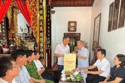 Xã An Khánh thăm, tặng quà người có công nhân dịp 27-7