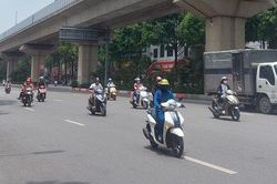 Hà Nội nắng nóng trước mưa dông