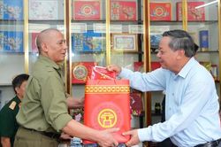 Phó Bí thư Thành ủy Nguyễn Văn Phong thăm, tặng quà người có công tiêu biểu xã Phù Đổng
