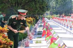 Bộ Tư lệnh Thủ đ&ocirc; H&agrave; Nội d&acirc;ng hương tưởng niệm c&aacute;c Anh h&ugrave;ng liệt sĩ tại Vị Xuy&ecirc;n