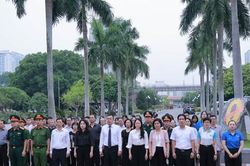 Phường Ba Đ&igrave;nh thắp nến tri &acirc;n c&aacute;c anh h&ugrave;ng liệt sĩ, thăm hỏi người c&oacute; c&ocirc;ng