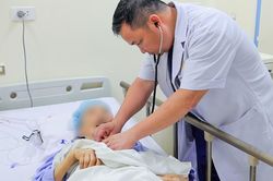 Cụ bà 84 tuổi sốc tim nguy kịch vì van tim thoái hóa sau 14 năm, được cứu sống nhờ chiến lược điều trị 2 giai đoạn