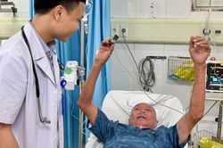 Người đàn ông 68 tuổi đột quỵ, may mắn hồi phục nhờ làm việc này