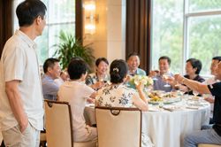 Họp lớp 40 năm khiến tôi hiểu: Có những tình bạn chỉ nên giữ trong ký ức