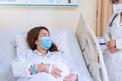 Chủ quan với đau ngực cuối thai kỳ, thai phụ bất ngờ phát hiện viêm màng phổi