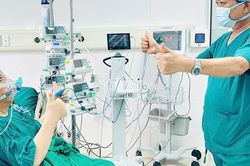 Mang b&igrave;nh oxy đi từ Nam ra Bắc t&igrave;m sự sống, người đ&agrave;n &ocirc;ng 59 tuổi được hồi sinh từ nghĩa cử của c&ocirc; g&aacute;i 22 tuổi